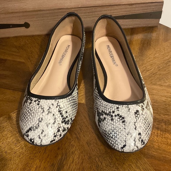 Monroe and Main black and white snake print flats - Picture 1 of 5